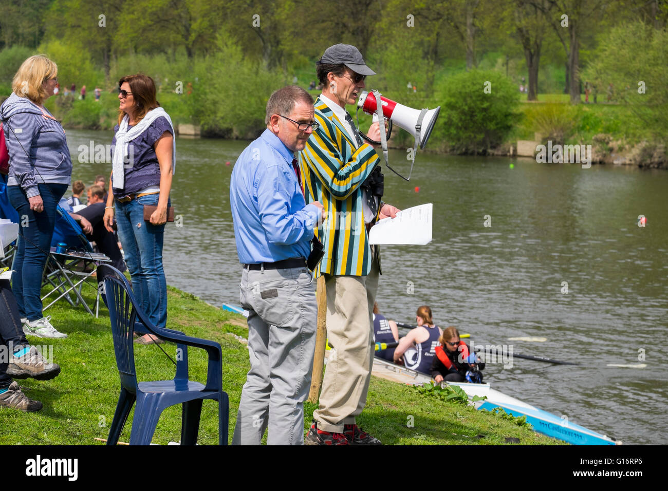 Ein Steward im Rudern Club Blazer mit laute Hailer bei Regatta Shrewsbury, Shropshire, England, UK Stockfoto