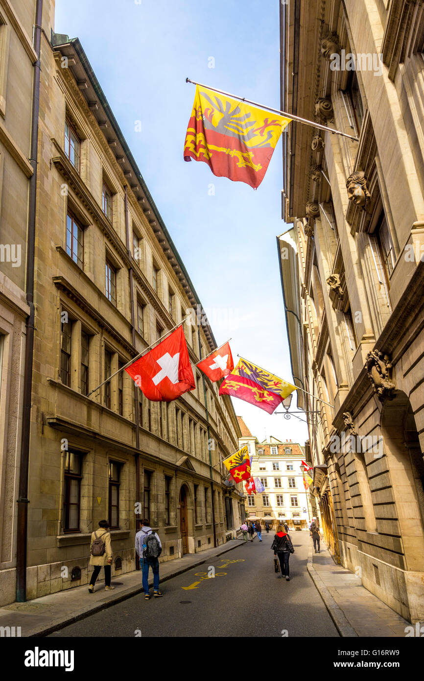 Lebendige Flaggen schmücken die Straßen des alten Genf, die das schweizerische Erbe und die lokale Kultur zeigen. Schweiz Stockfoto