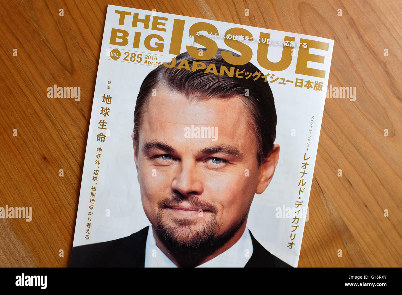 Eine 2016 Edition von Japans Big Issue, mit Leonardo DiCaprio auf dem Cover. Stockfoto