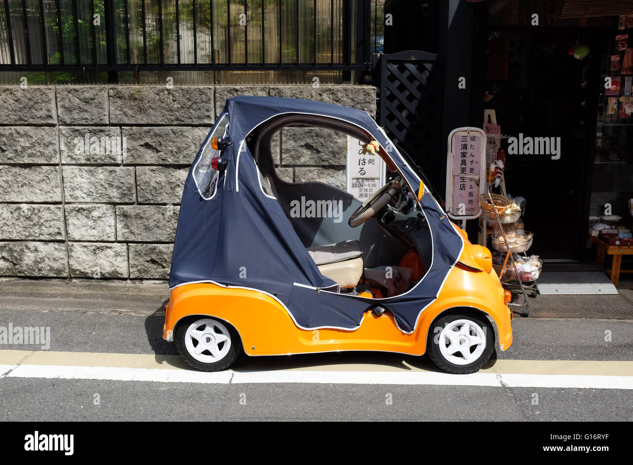Ein Sehr Kleines Auto Der Mitsuoka Einzelne Fahrer K 1 Auch Bekannt Als Die Mc 1 Microcar Aus Japan Stockfotografie Alamy