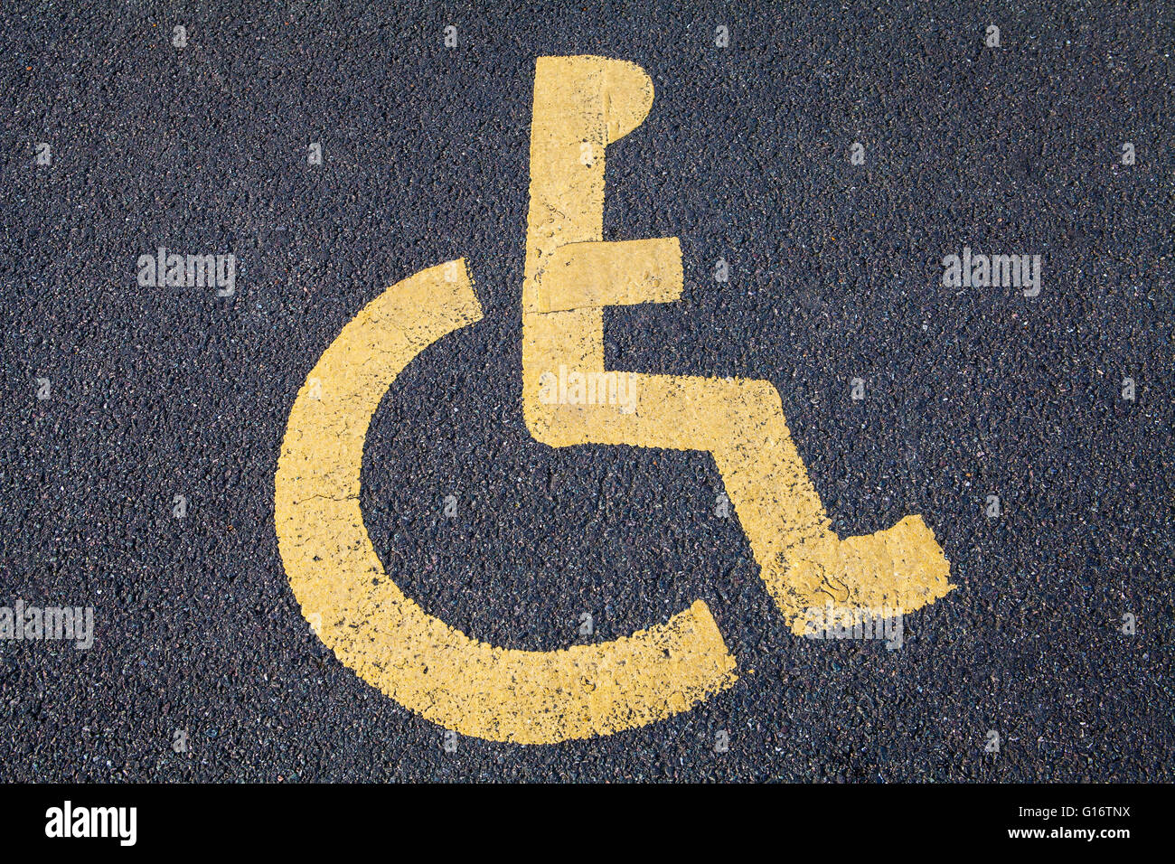 Die Behinderten-Symbol gemalt auf einer Straße. Stockfoto