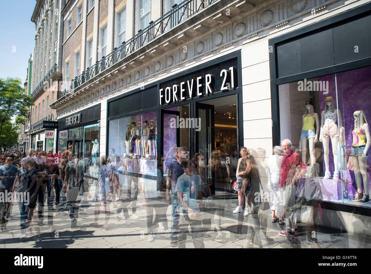 Verschwommene Shopper in der Londoner Oxford Street von Forever 21 zu speichern Stockfoto