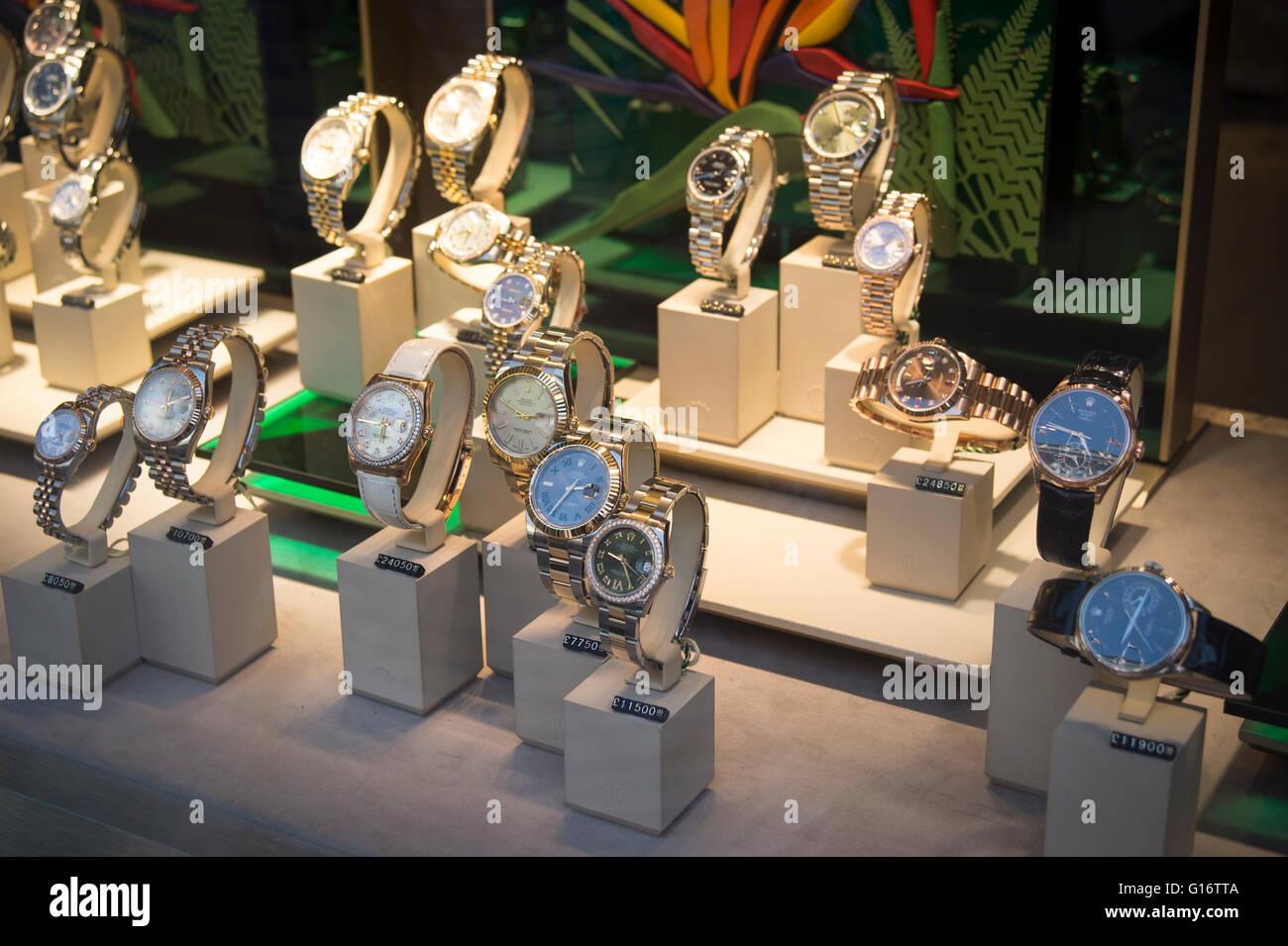Rolex-Uhren auf dem Display in einem Juweliere-Fenster Stockfoto