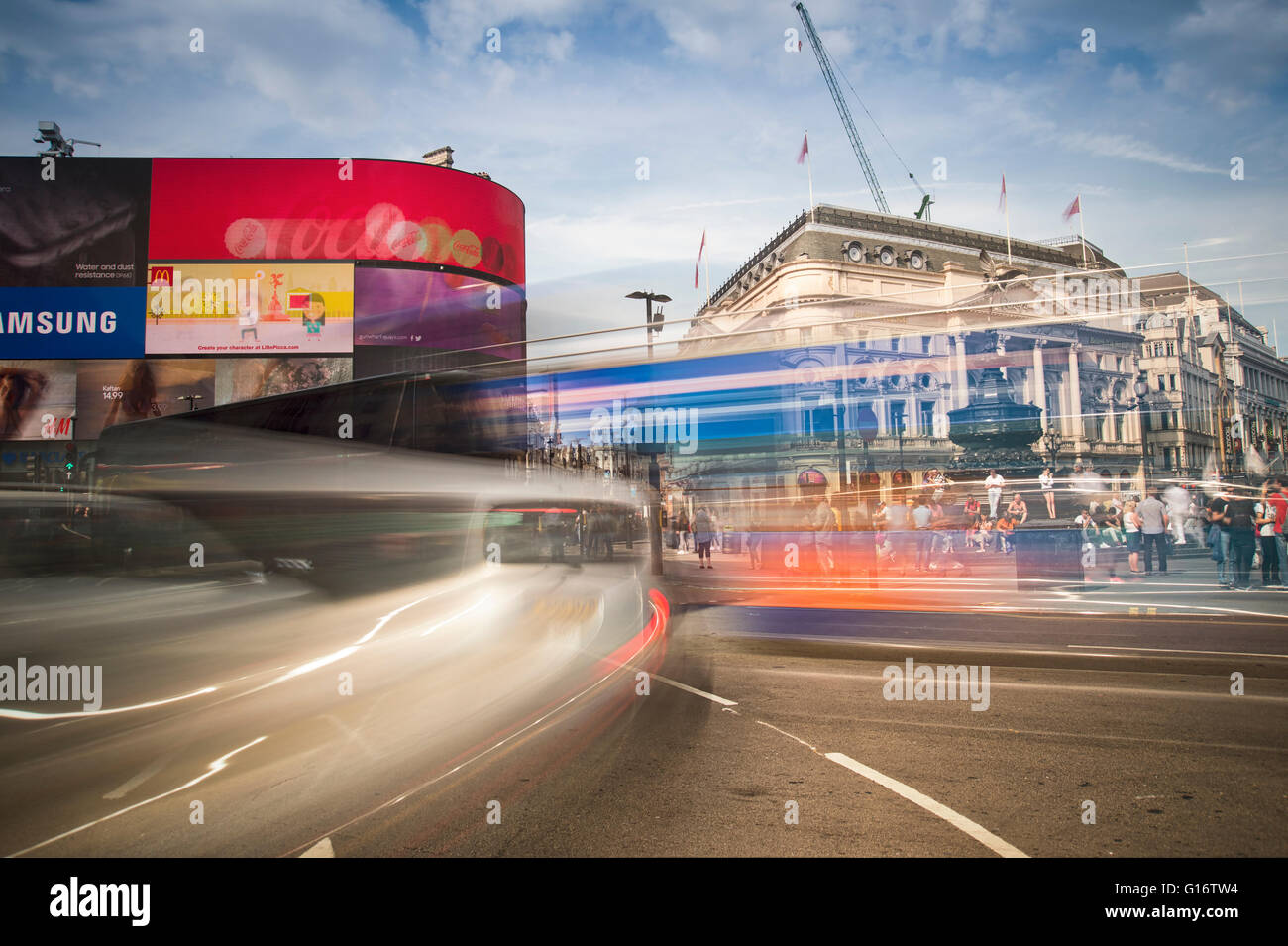 Piccadilly Circus in London mit Bewegungsunschärfe Stockfoto