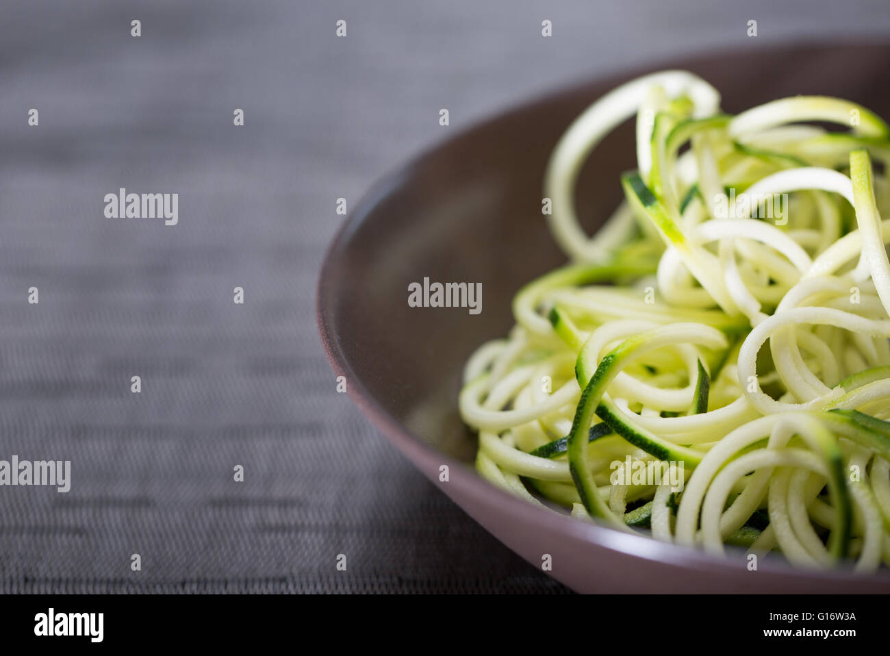 Eine Schüssel mit Zucchini (Zucchini) Nudeln (Spaghetti) unter Verwendung einer spiralizer Stockfoto