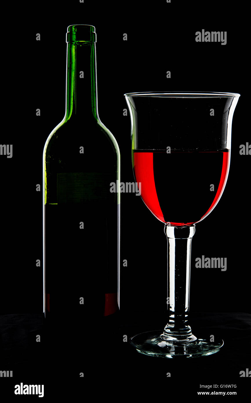 Niedrige wichtigsten Foto einer Flasche Wein und Glas. Stockfoto