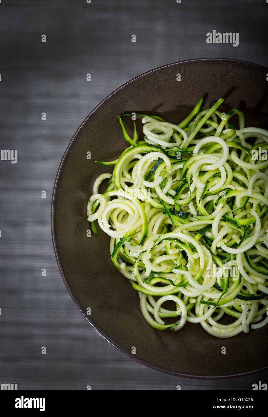 Eine Schüssel mit Zucchini (Zucchini) Nudeln (Spaghetti) unter Verwendung einer spiralizer Stockfoto