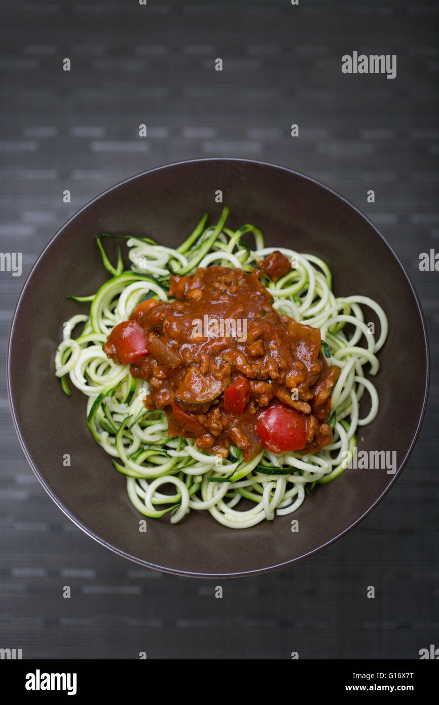 Eine Schüssel mit Zucchini (Zucchini) Spaghetti mit Bolognese-sauce Stockfoto