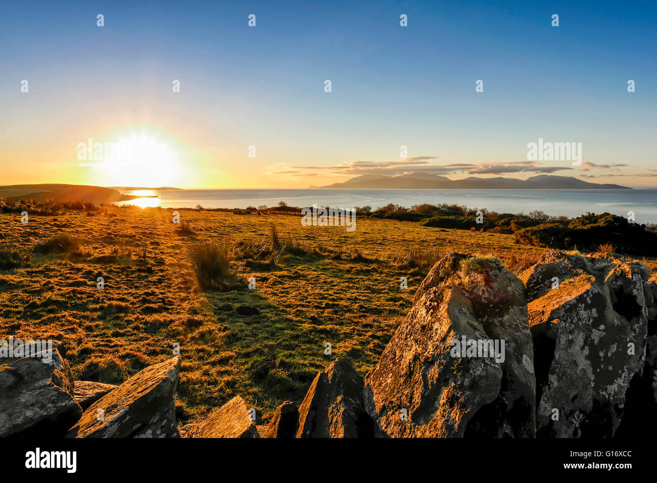 Sonnenaufgang am Ardlamont mit Blick auf Ardlamont Point und die Insel Arran, Argyll and Bute, Schottland, UK Model Release: Nein Property Release: Nein. Stockfoto