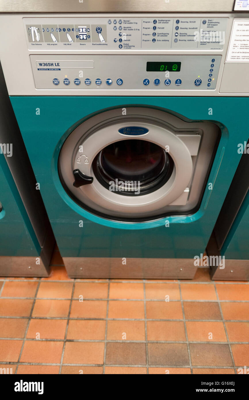 Reihe von Waschmaschinen in der Waschküche Model Release: Nein Property Release: Nein. Stockfoto