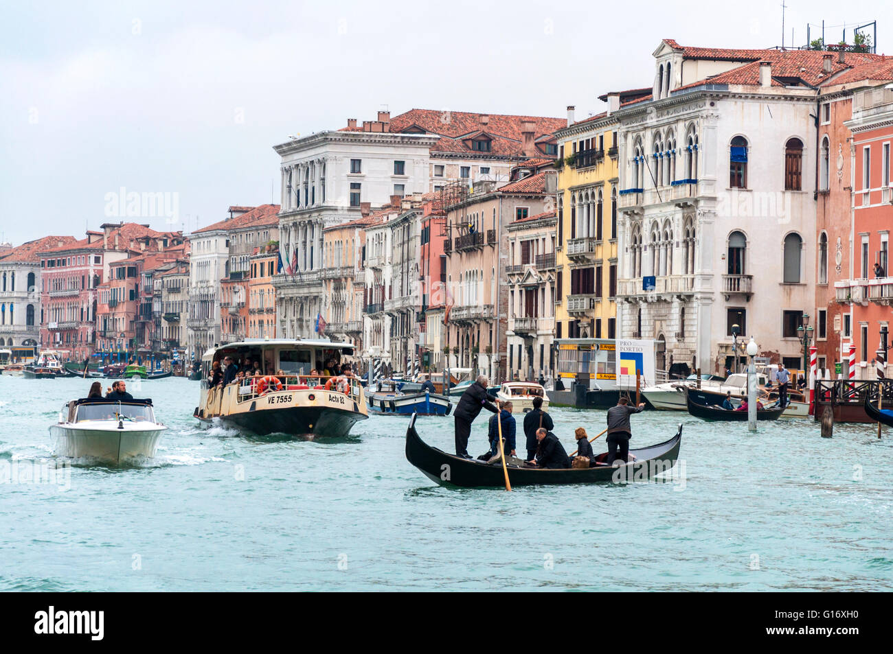 Traghetto, Vaporetto und Taxi am Canal Grande, Venedig, Italien Stockfoto