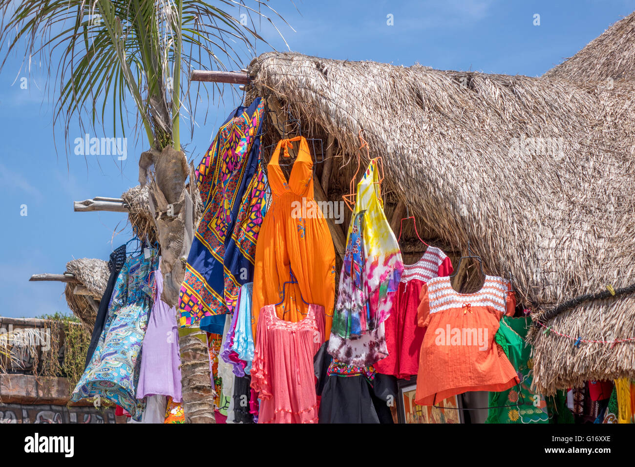 Souvenir sommerröcken zum Verkauf hängen vor einem Einzelhandelsgeschäft In Costa Maya Mexiko Stockfoto