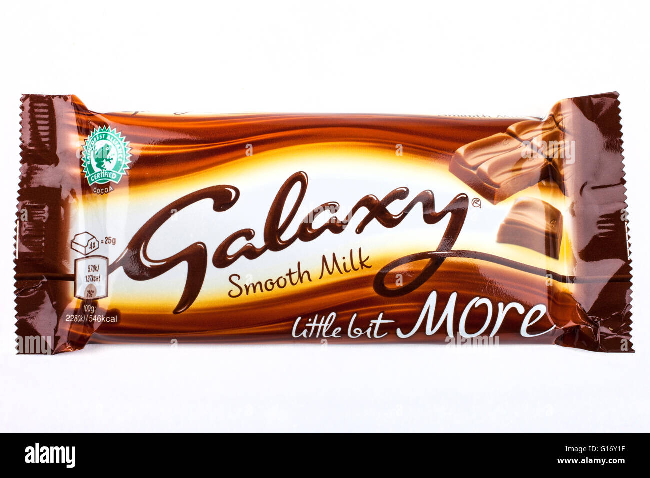 LONDON, UK - 6. Mai 2016: Eine ungeöffnete Galaxy chocolate Bar hergestellt von Mars Inc., abgebildet auf einem weißen Hintergrund auf Stockfoto