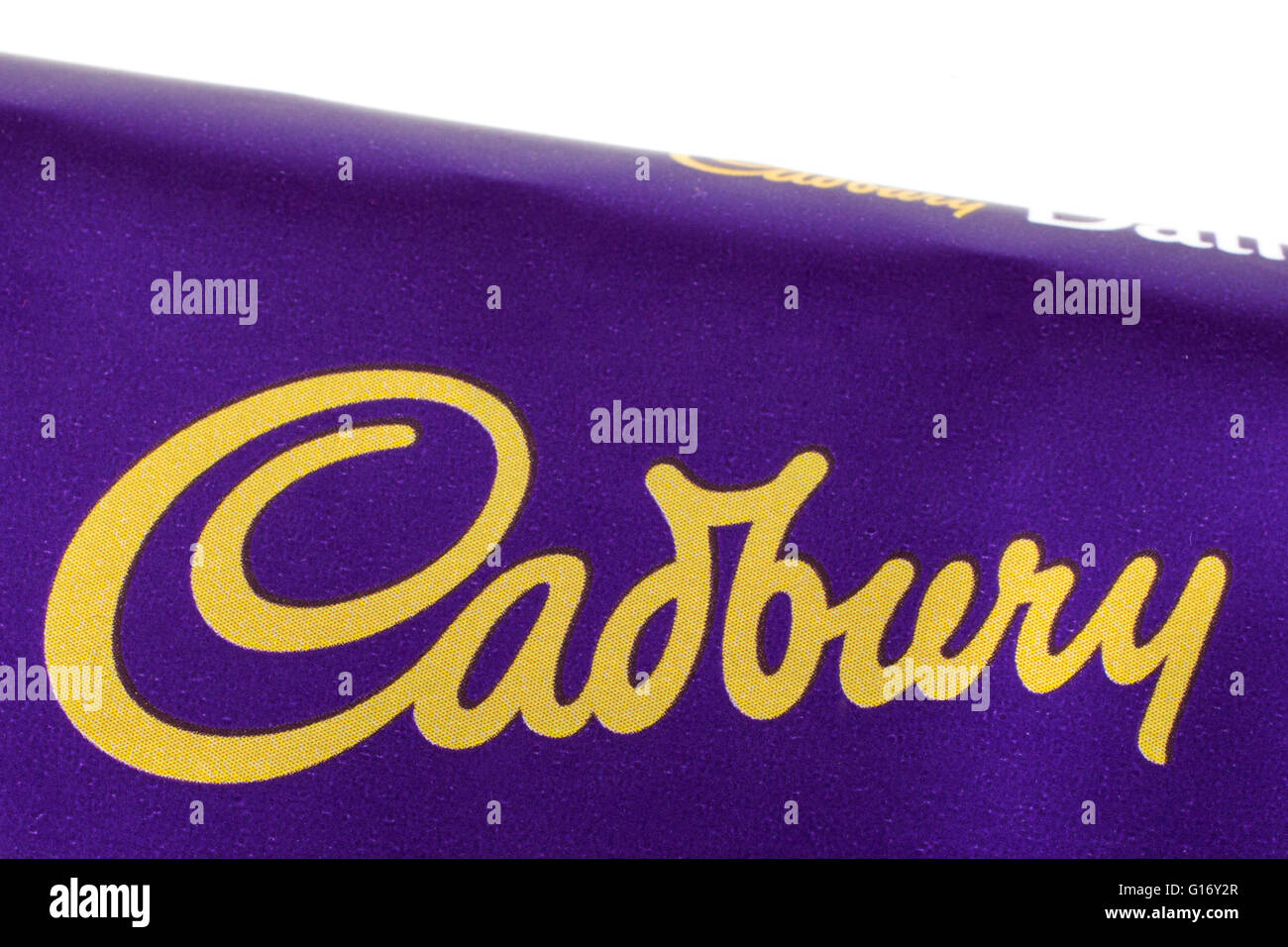 LONDON, UK - 6. Mai 2016: Eine Nahaufnahme des Cadbury-Logos auf eines ihrer Süßwaren, am 6. Mai 2016. Stockfoto