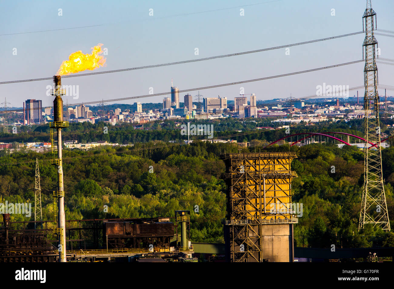 Skyline von der Innenstadt von Essen, Deutschland, Ruhrgebiet, Gasbrenner von Prosper Kokerei in Bottrop Stockfoto
