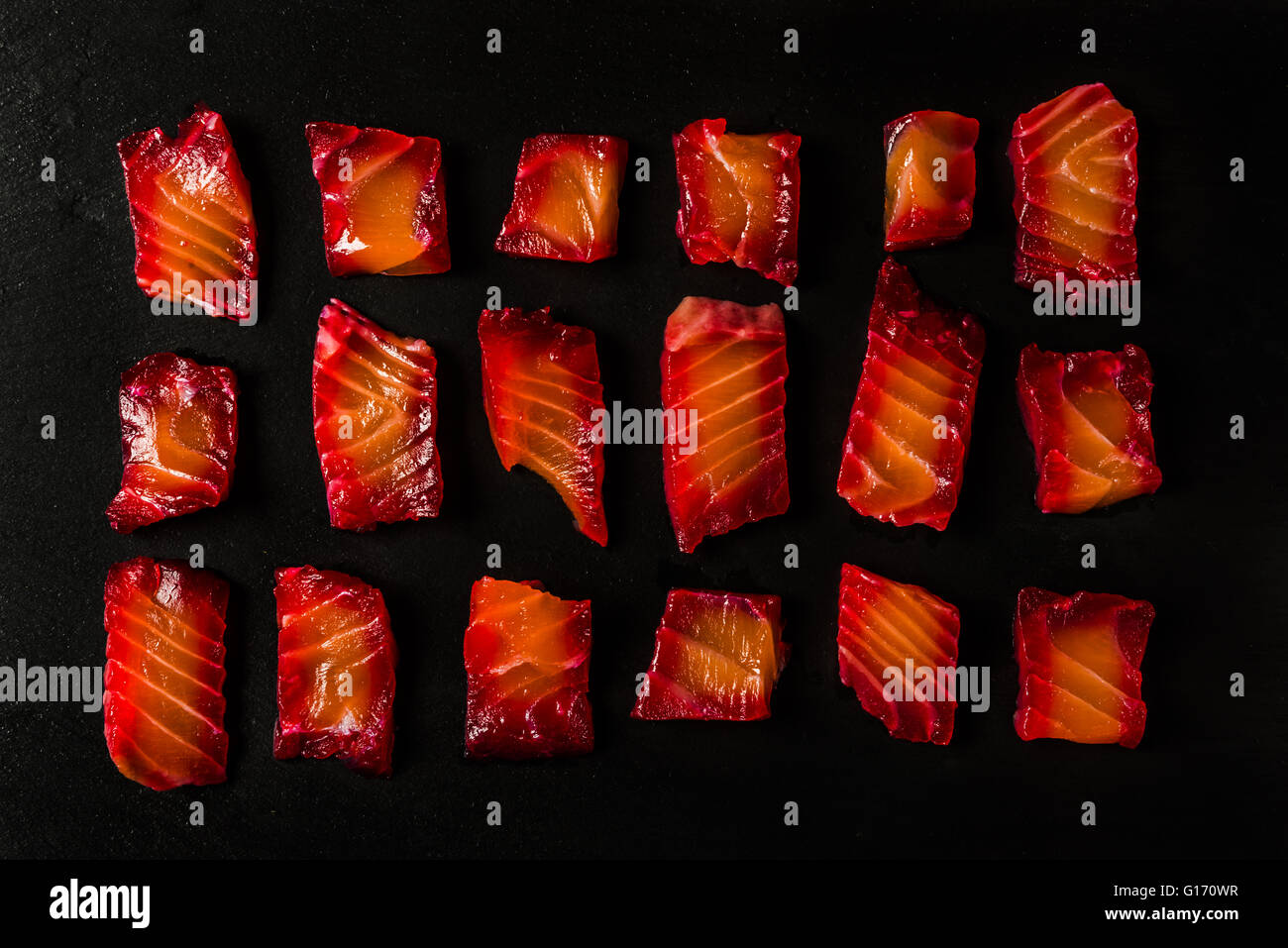 Rote Beete Gravalax - Lachs mit Salz, Pfeffer und rote Beete geheilt Stockfoto