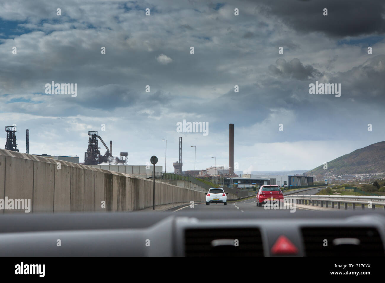 zwei Autos fahren übergebenen arbeitet Tata Steel bei Port Talbot Steel Wales Stockfoto