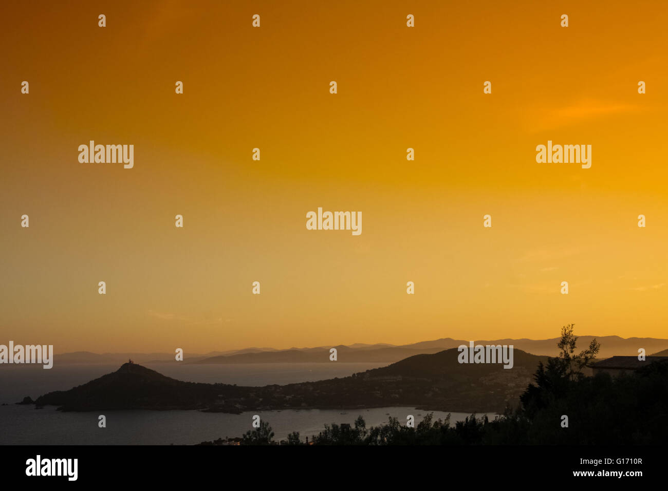 Farbenprächtigen Sonnenuntergang in einer Bucht im Sommer Stockfoto