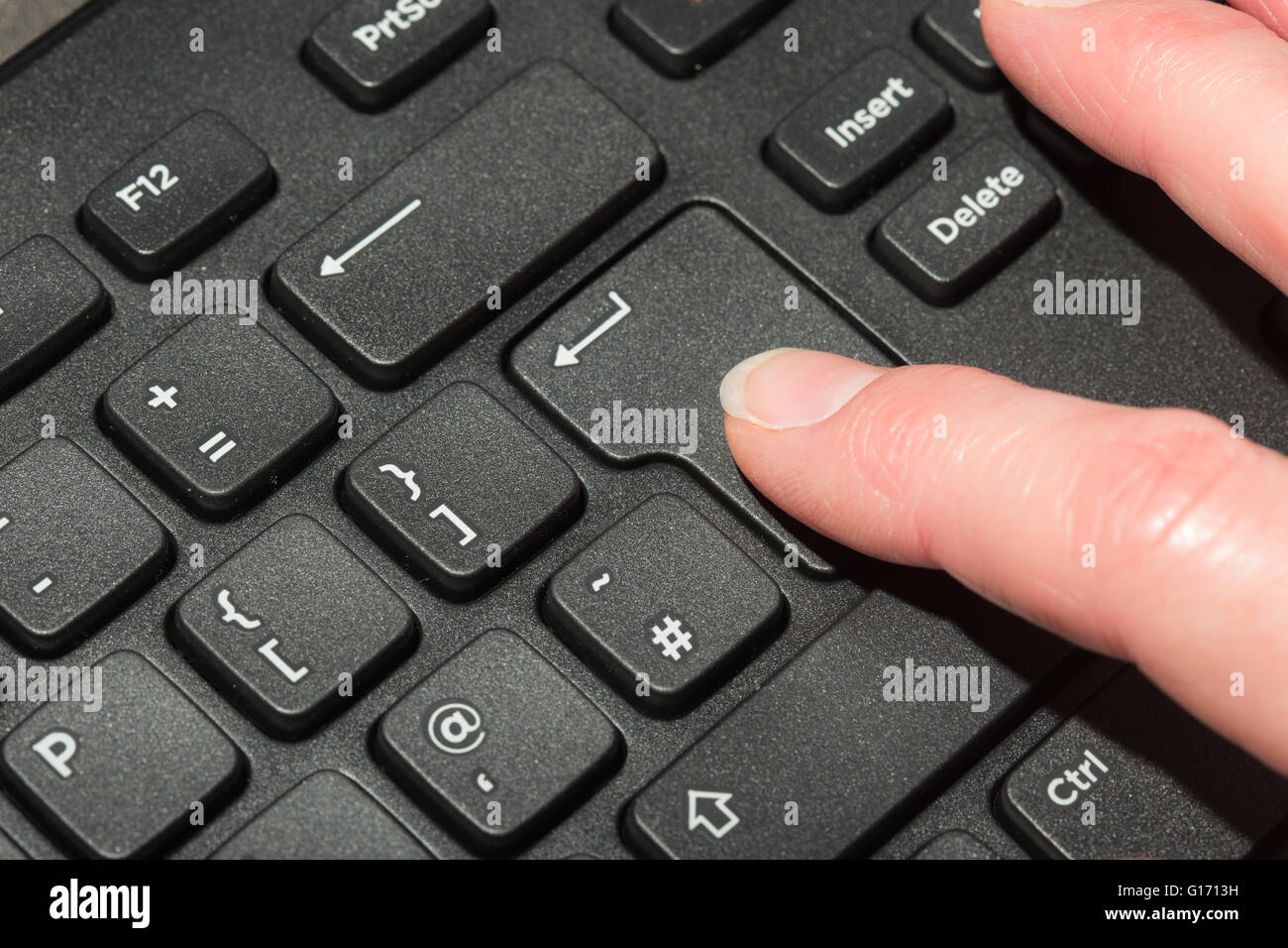 Finger drücken geben Sie auf der Tastatur Stockfoto