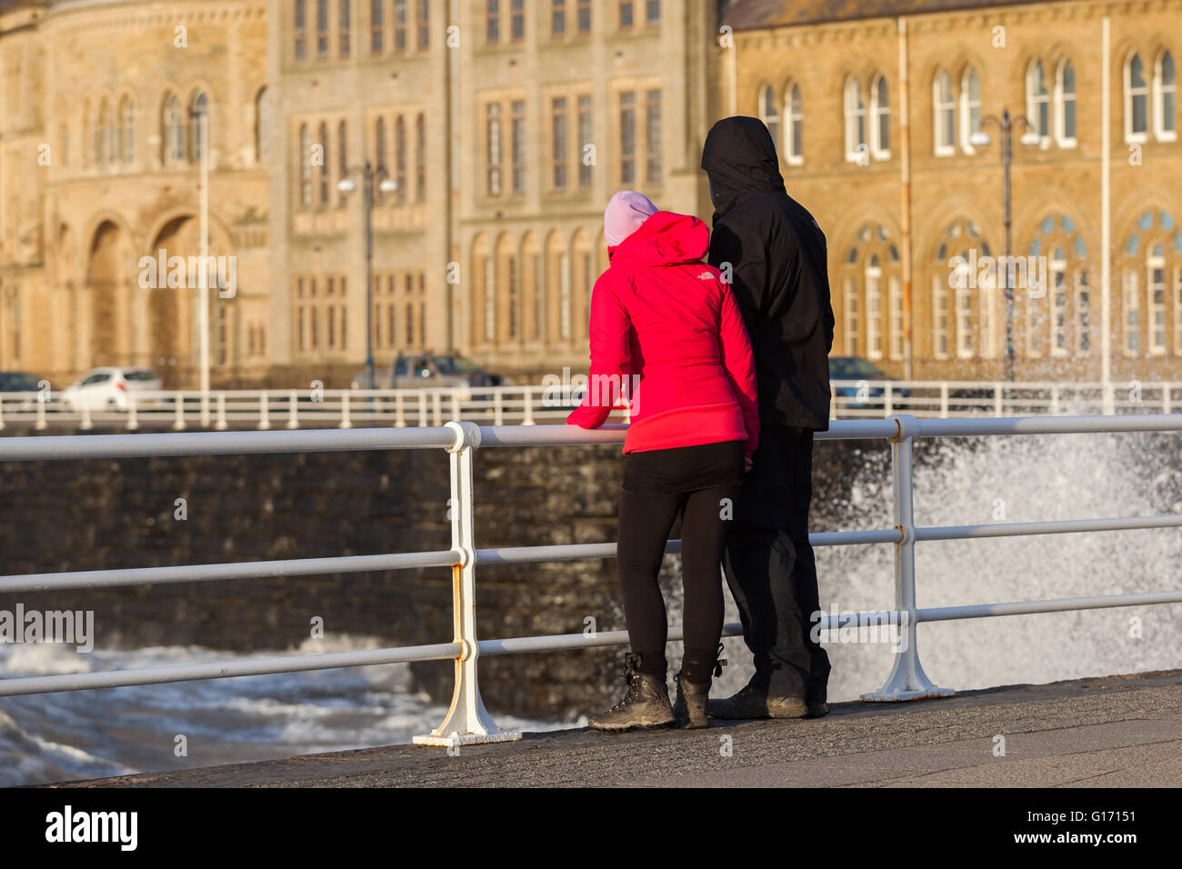 Ein paar auf der Suche über Geländer an einer promenade Stockfoto