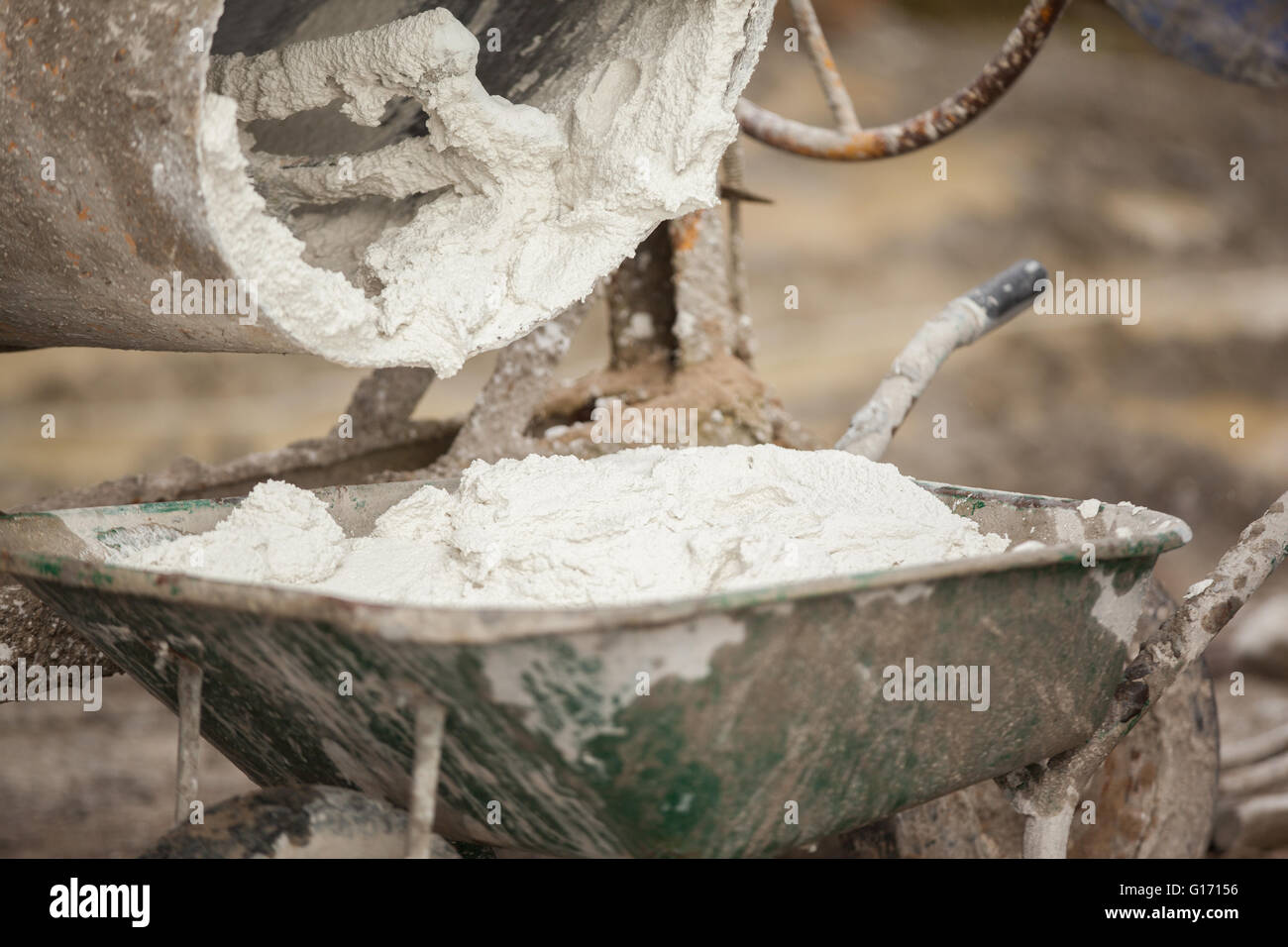 Weißzement wird aus einem Betonmischer gekippt Stockfoto