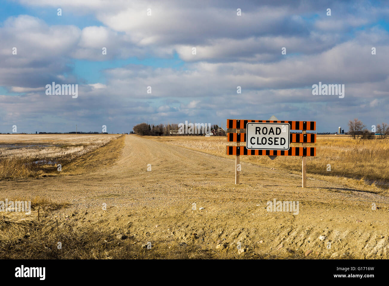 Zeichen auf einem alten Feldweg in ländlichen Saskatchewan Kanada gesperrt. Stockfoto