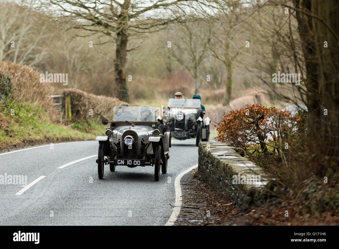 Zwei Oldtimer fahren eine lange Straße Stockfoto