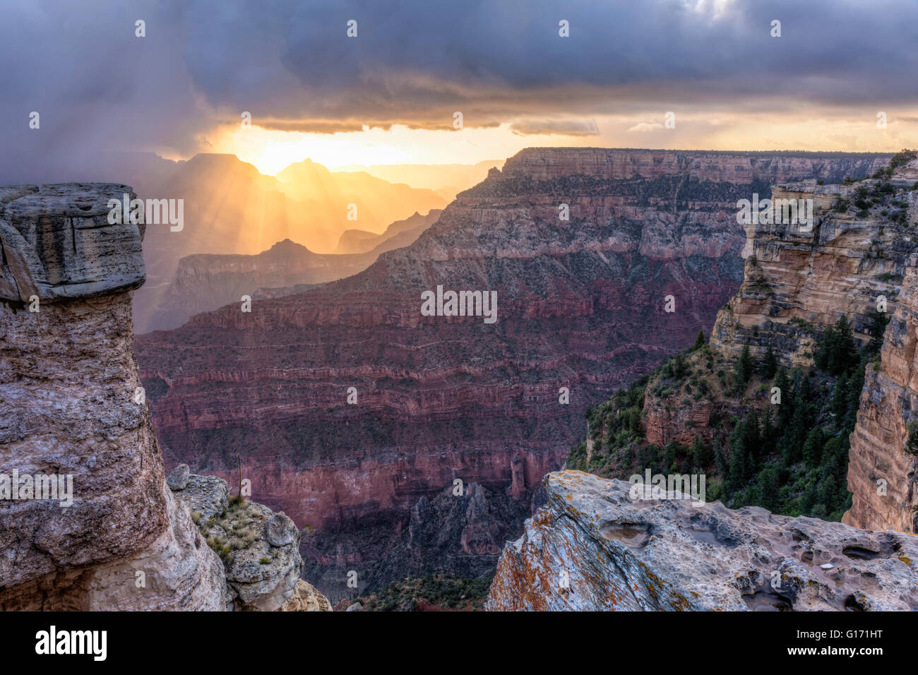 Sonnenstrahlen glänzen durch eine Schnee-Bö über Cedar Ridge und Pattie Butte gesehen vom Mather Point in Grand Canyon National Park Stockfoto