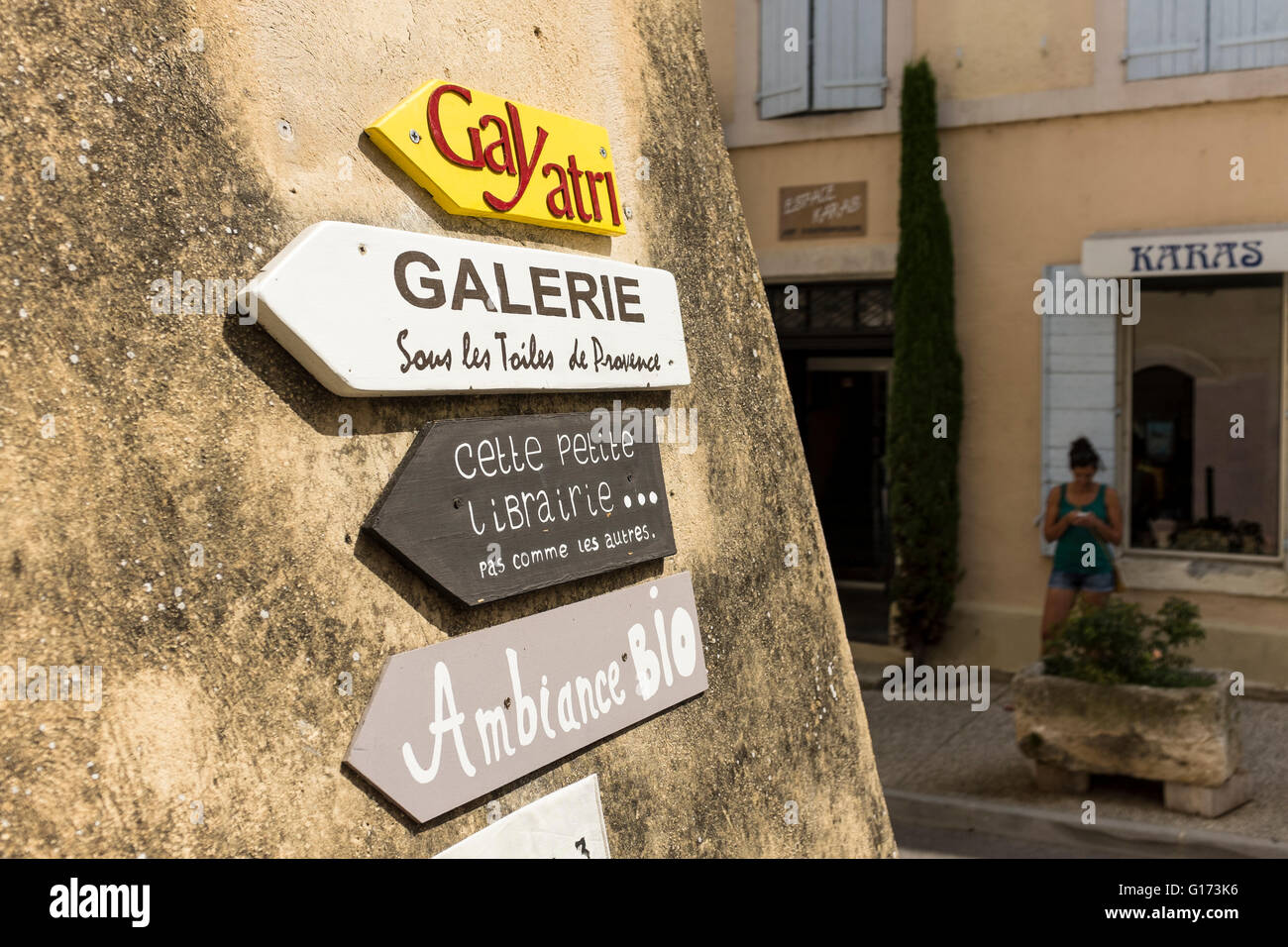 Anzeige der verschiedenen Zeichen in das Dorf Lourmarin, Luberon, Vaucluse, Provence-Alpes-Cote d ' Azur, Frankreich Stockfoto