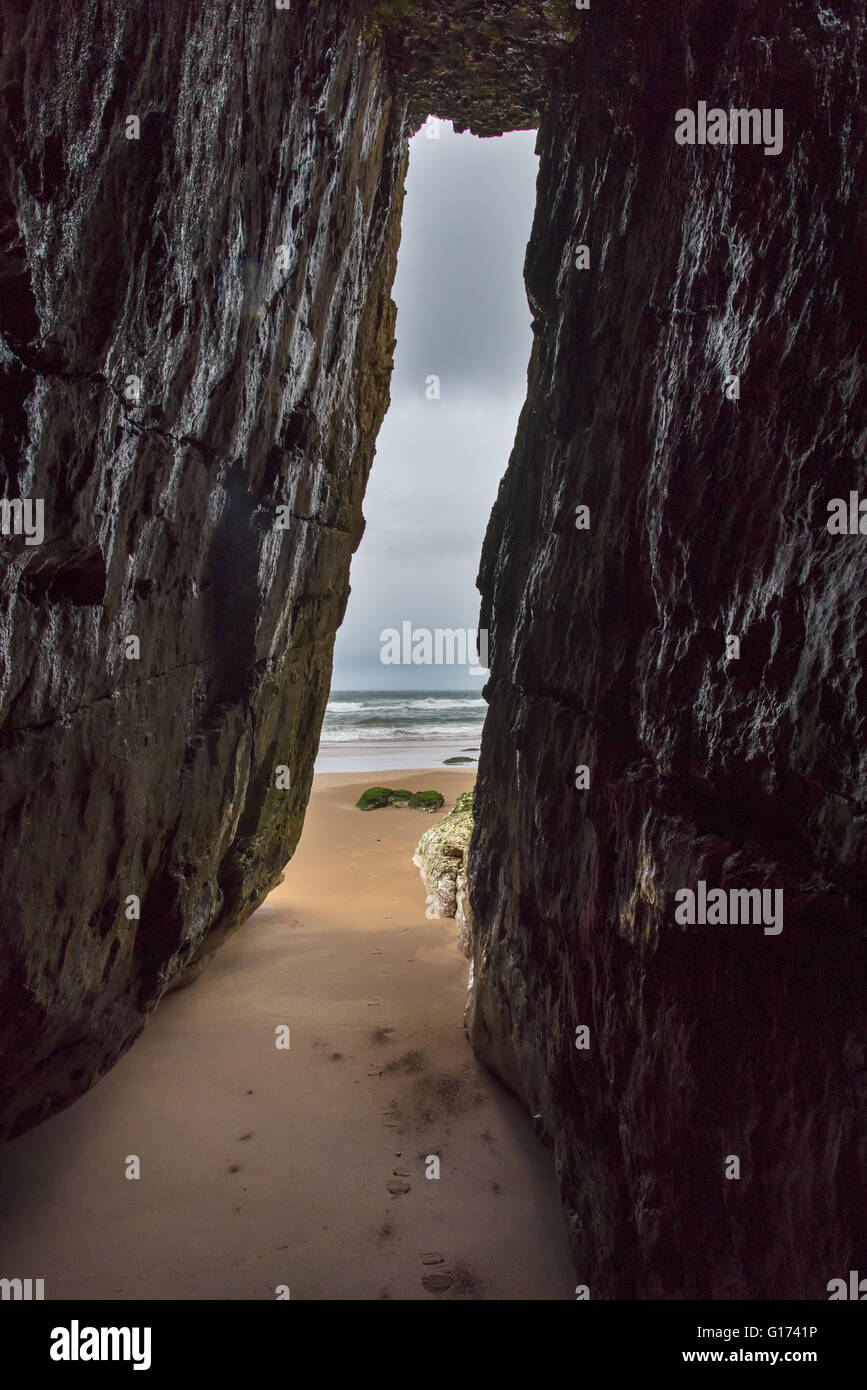 Höhle am weißen Felsen, Portrush, Co. Antrim, Nordirland. Stockfoto