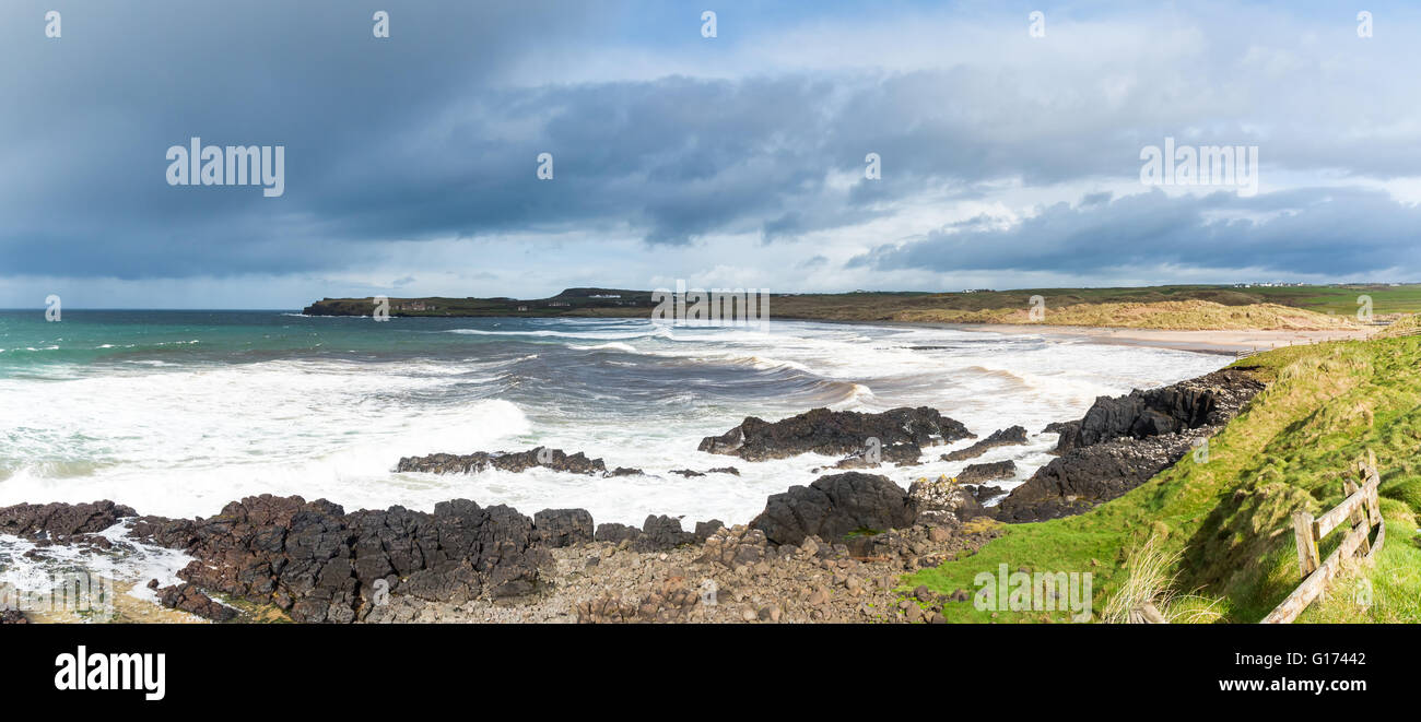 Die Ansicht Runkerry Head aus Portballintrae, County Antrim, Nordirland. Stockfoto