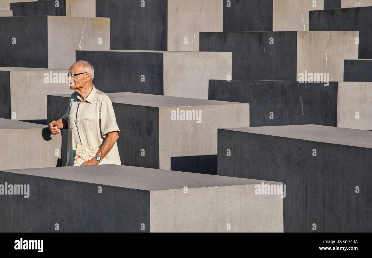 Besucher, die durch die Blöcke des Denkmals für die ermordeten Juden Europas in Berlin, Deutschland. Stockfoto