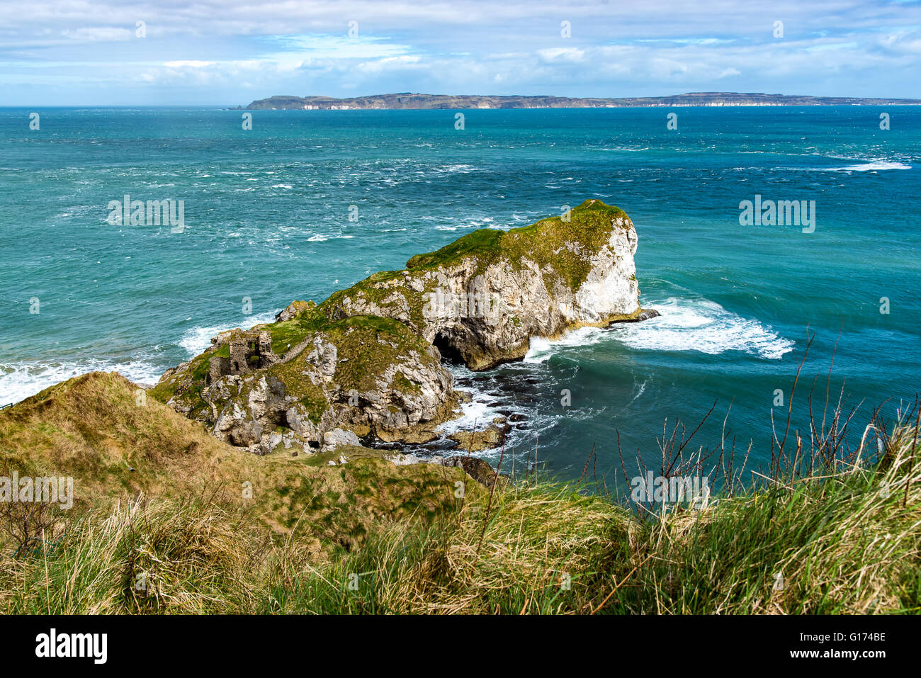 Kinbane Head und Schloss mit Rathlin Insel hinaus.  Co Antrim, Nordirland. Stockfoto