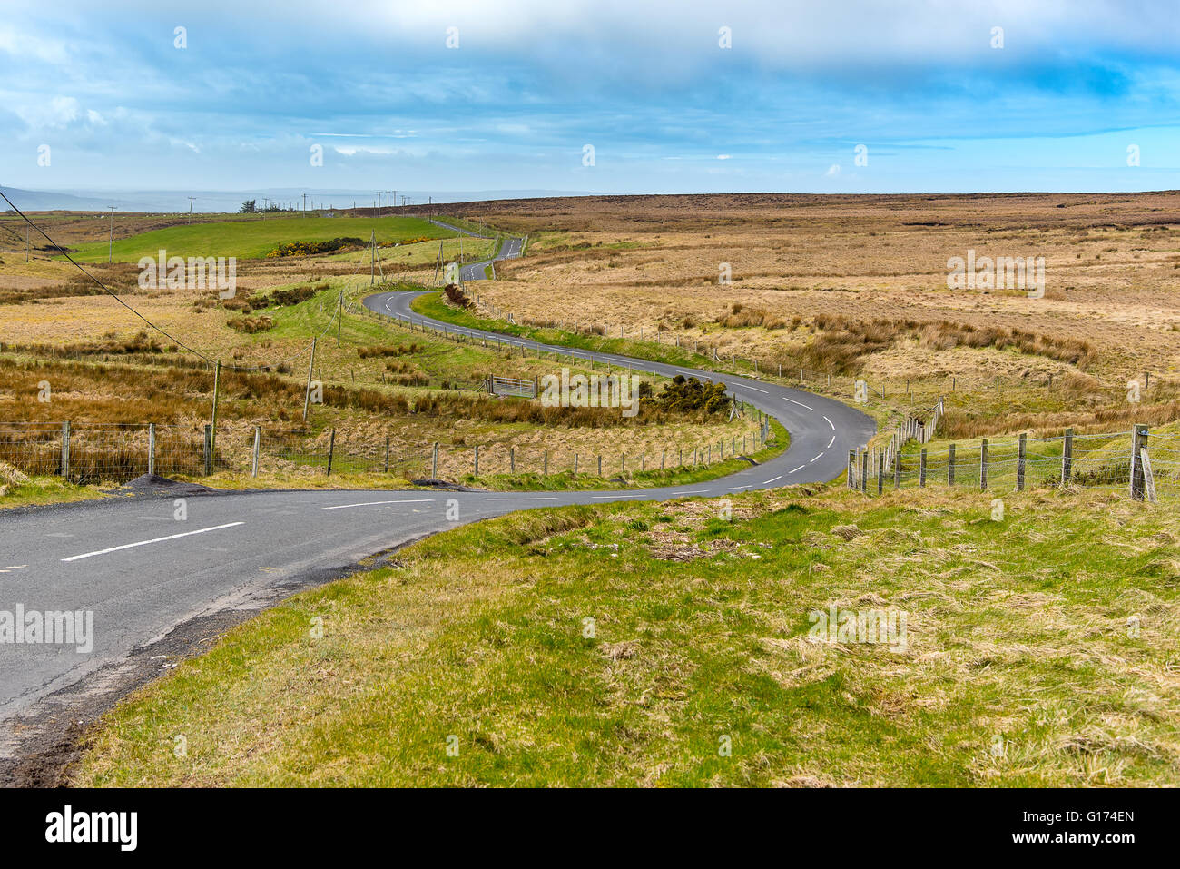 Kurvenreiche Straße in der Nähe von Torr Head, County Antrim, Nordirland. Stockfoto
