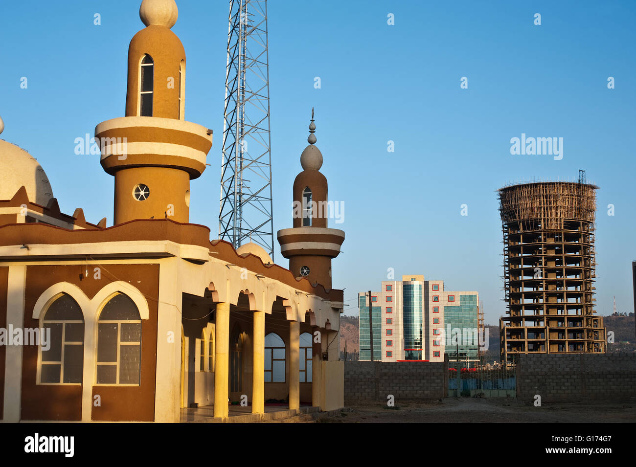 Moschee + Mobilfunk-Antenne, moderne Gebäude und Gebäude im Bau im Hintergrund (Äthiopien) Stockfoto
