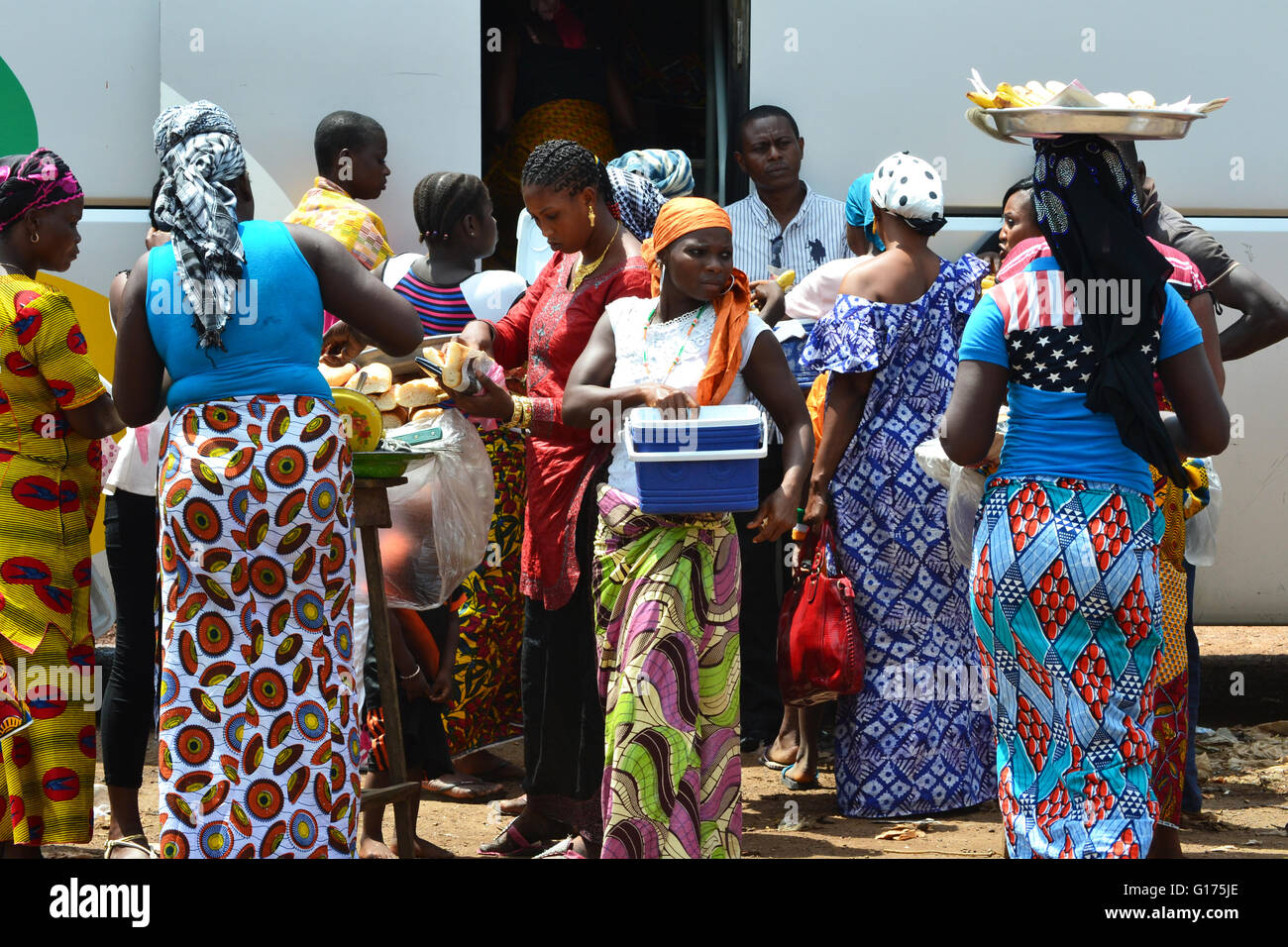 Straßenverkäufer verkaufen Essen für Menschen in den lokalen Bussen in Côte d ' Ivoire Stockfoto