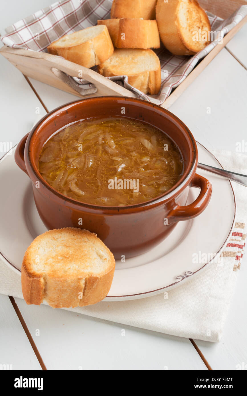 Französische Zwiebelsuppe eine gesunde Fett reduzierte Version mit einfachen gerösteten croutons Stockfoto