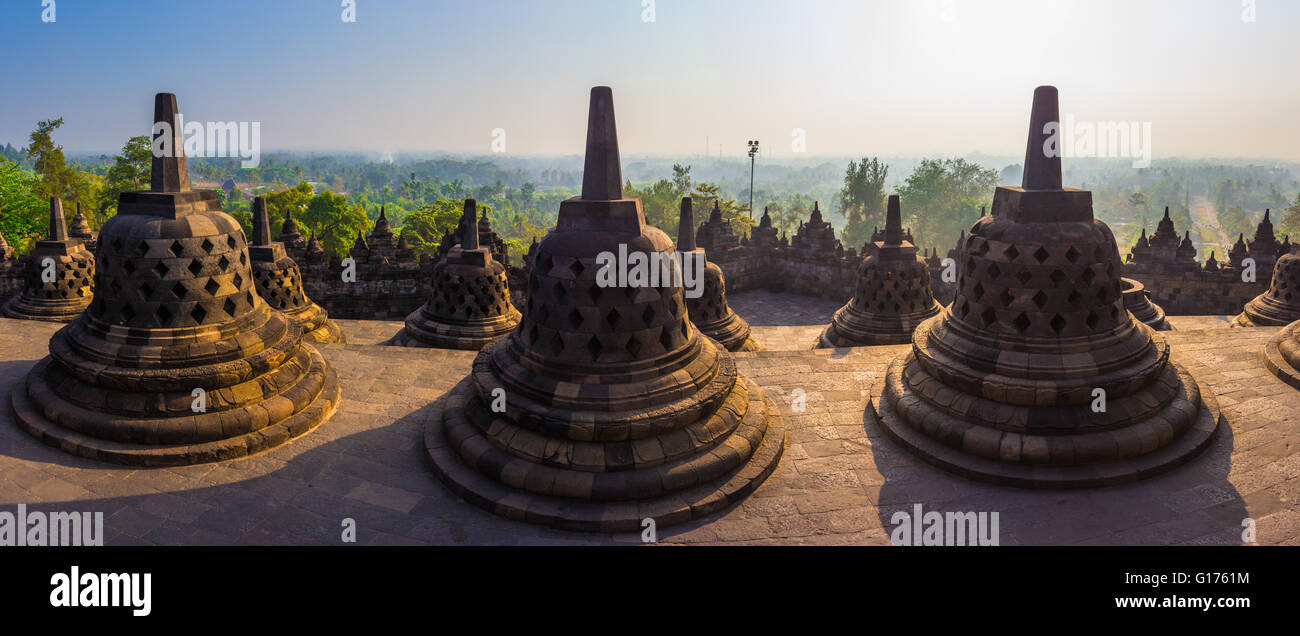 Panorama-Borobudur-Tempel bei Dämmerung Zeit, Yogyakarta, Java, Indonesien. Stockfoto