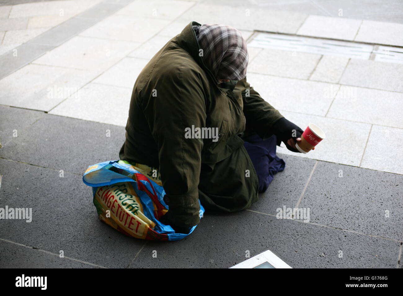 bettelnden Frauen am Eingang des Doms in Köln, Deutschland Stockfoto