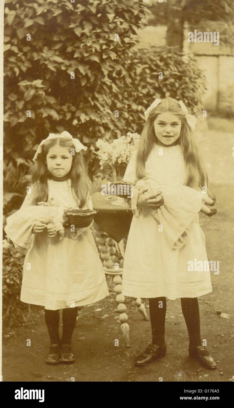 Postkarte-Porträt von zwei Schwestern mit ihren Puppen Stockfoto