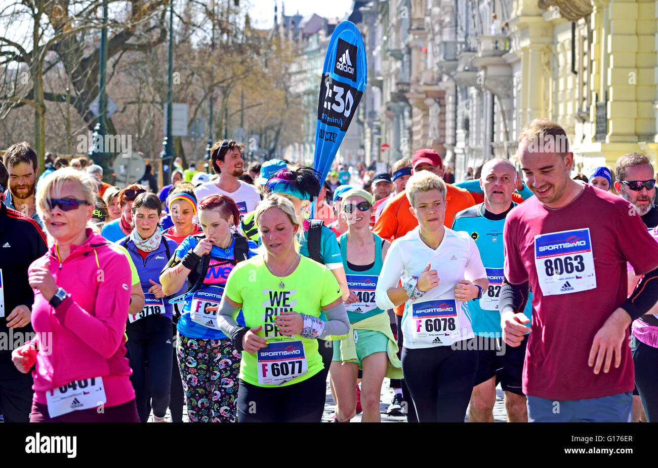 Prag, Tschechische Rpublic. Sportisimo Prag Halbmarathon, 2. April 2016. Herzschrittmacher Führung Läufer abzielt, 02:30 Stockfoto