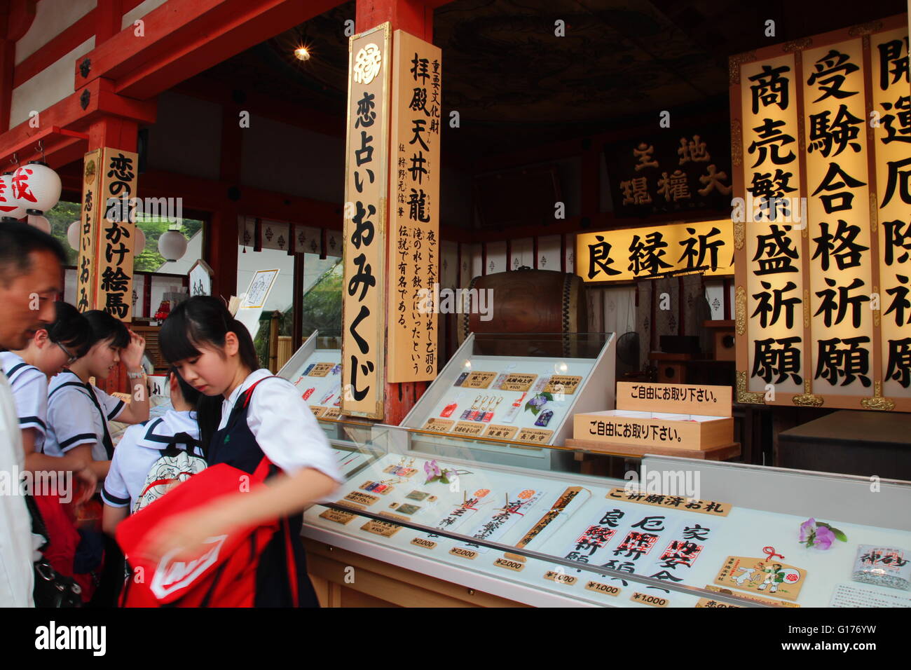Nicht identifizierte Besucher kaufen japanische Glück Amulett (Omamori) im Tempel Kiyomizu-Dera, Kyoto Stockfoto