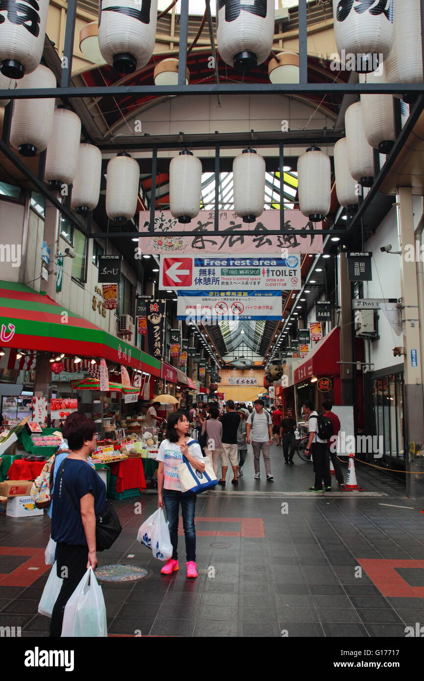 Shopper besuchen Nipponbashi Kuromon Ichiba Market in Osaka, Japan. Stockfoto