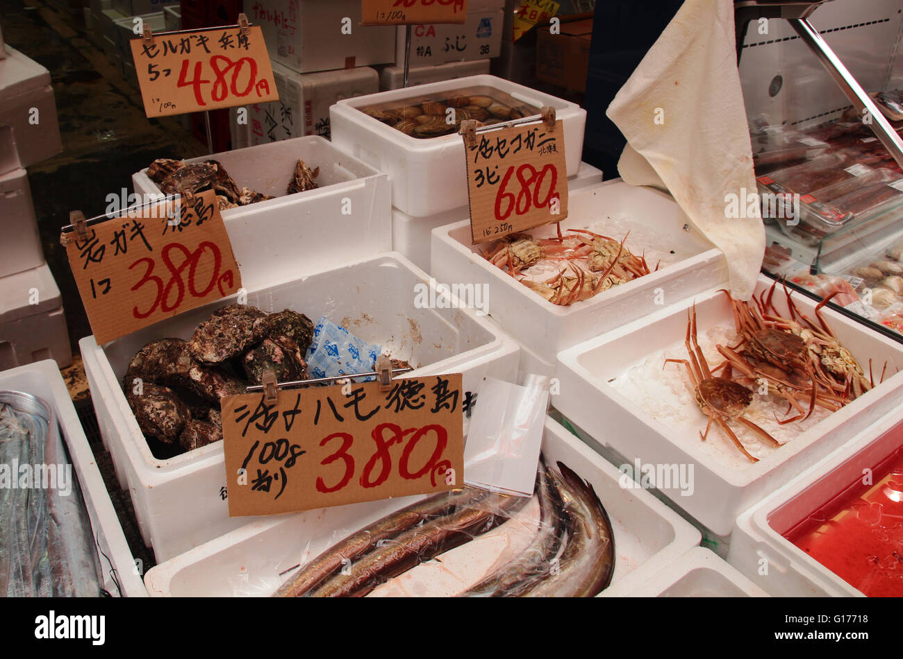 Mehrere Arten von Meeresfrüchten mit Preisschild am Japan-Fischmarkt Stockfoto