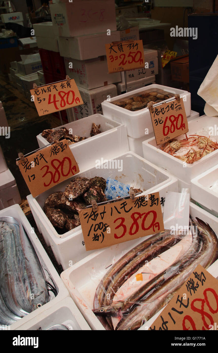 Mehrere Arten von Meeresfrüchten mit Preisschild am Japan-Fischmarkt Stockfoto