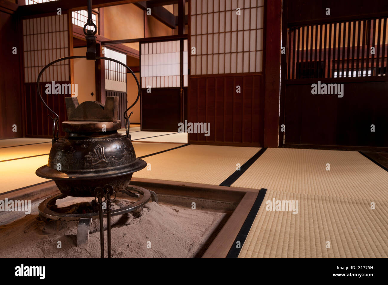 Traditionelle japanische Wohngebäude mit Teekanne über Kamin Stockfoto