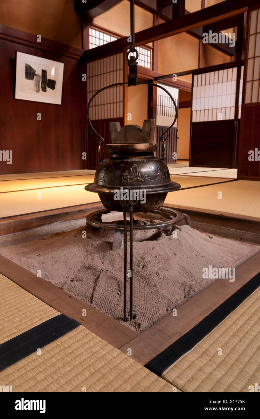 Traditionelle japanische Wohngebäude mit Teekanne über Kamin Stockfoto