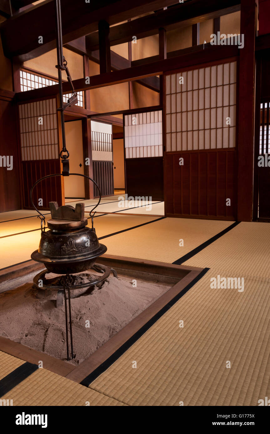 Traditionelle japanische Wohngebäude mit Teekanne über Kamin Stockfoto