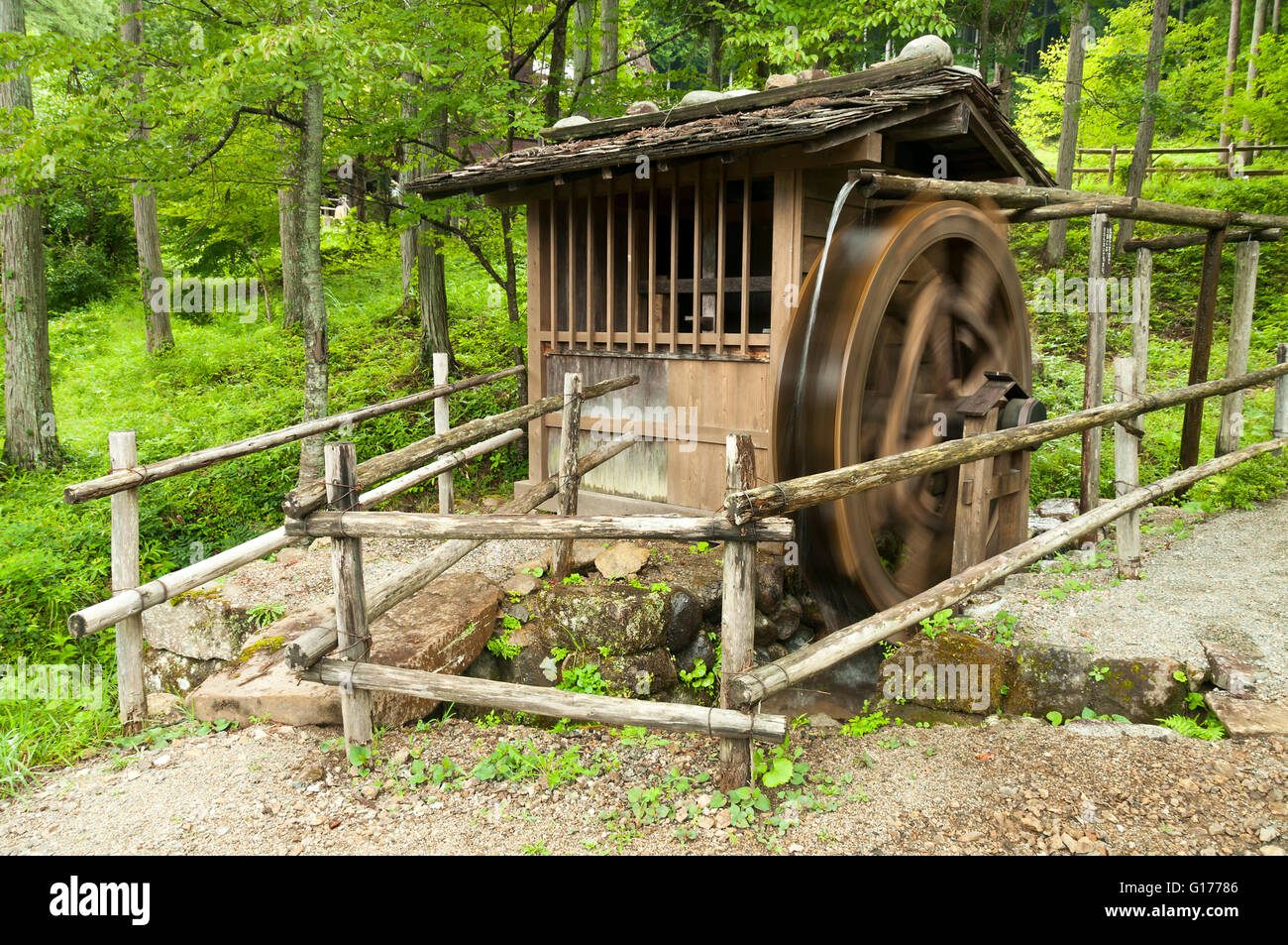 Antike japanische Wassermühle in Hida keine Sato Skansen, Japan Stockfoto
