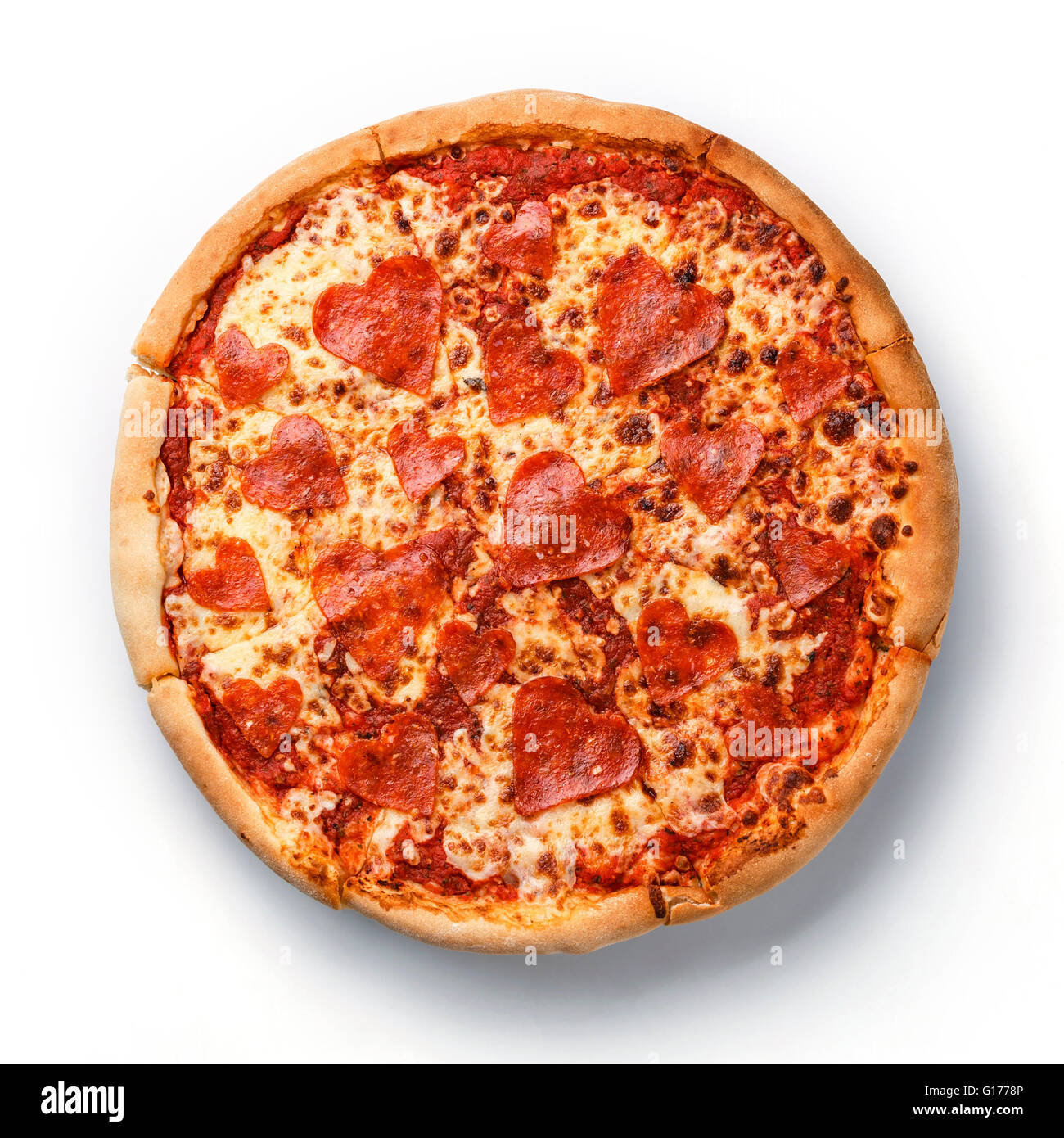 Herzform geschnitten Peperoni-Pizza auf weißem Hintergrund Stockfoto